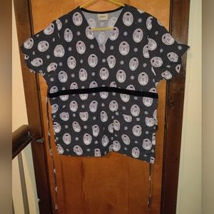 Tafford woman's medium snowman scrub top